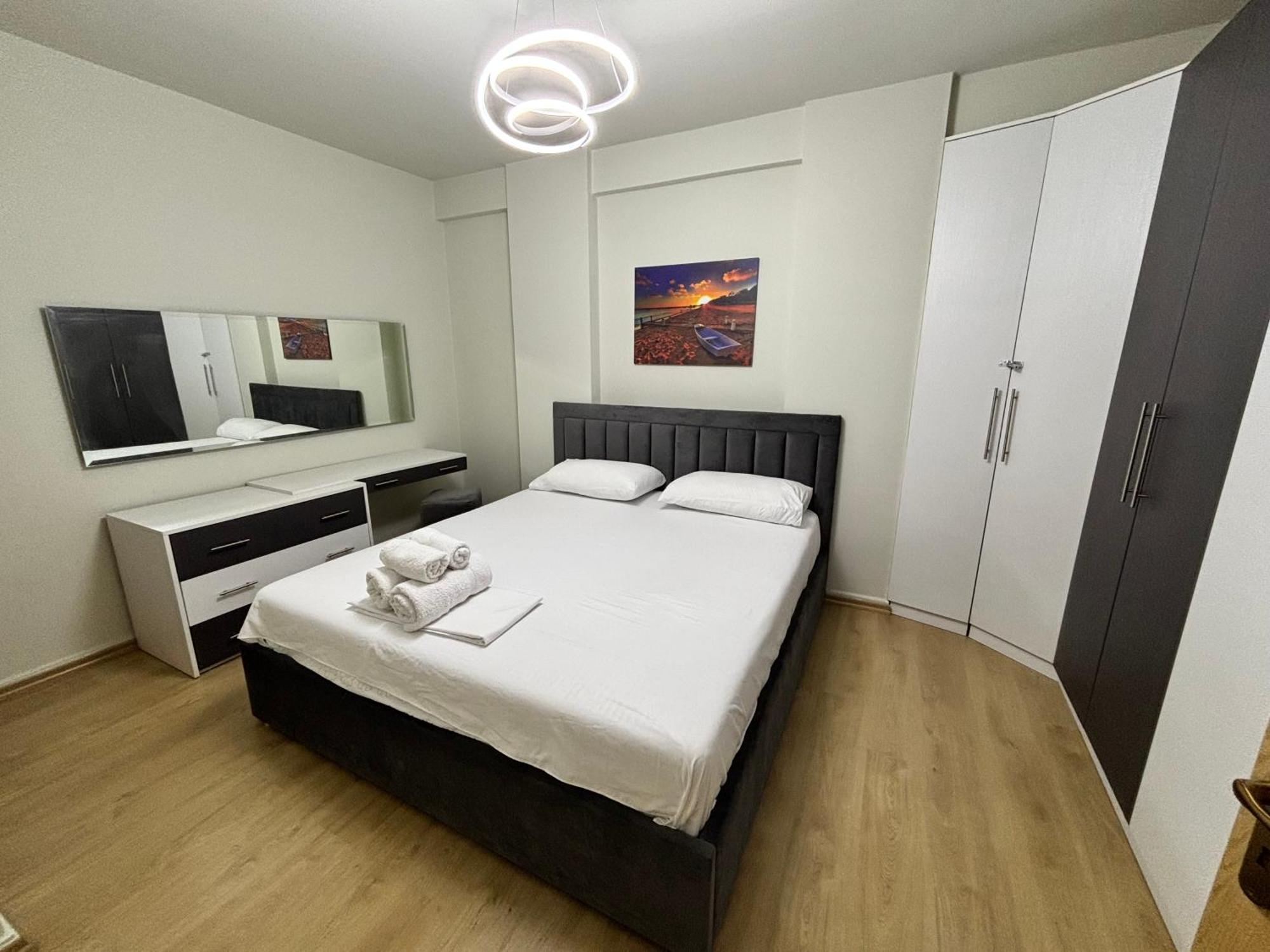 Edi'S Apartament Tirana Buitenkant foto