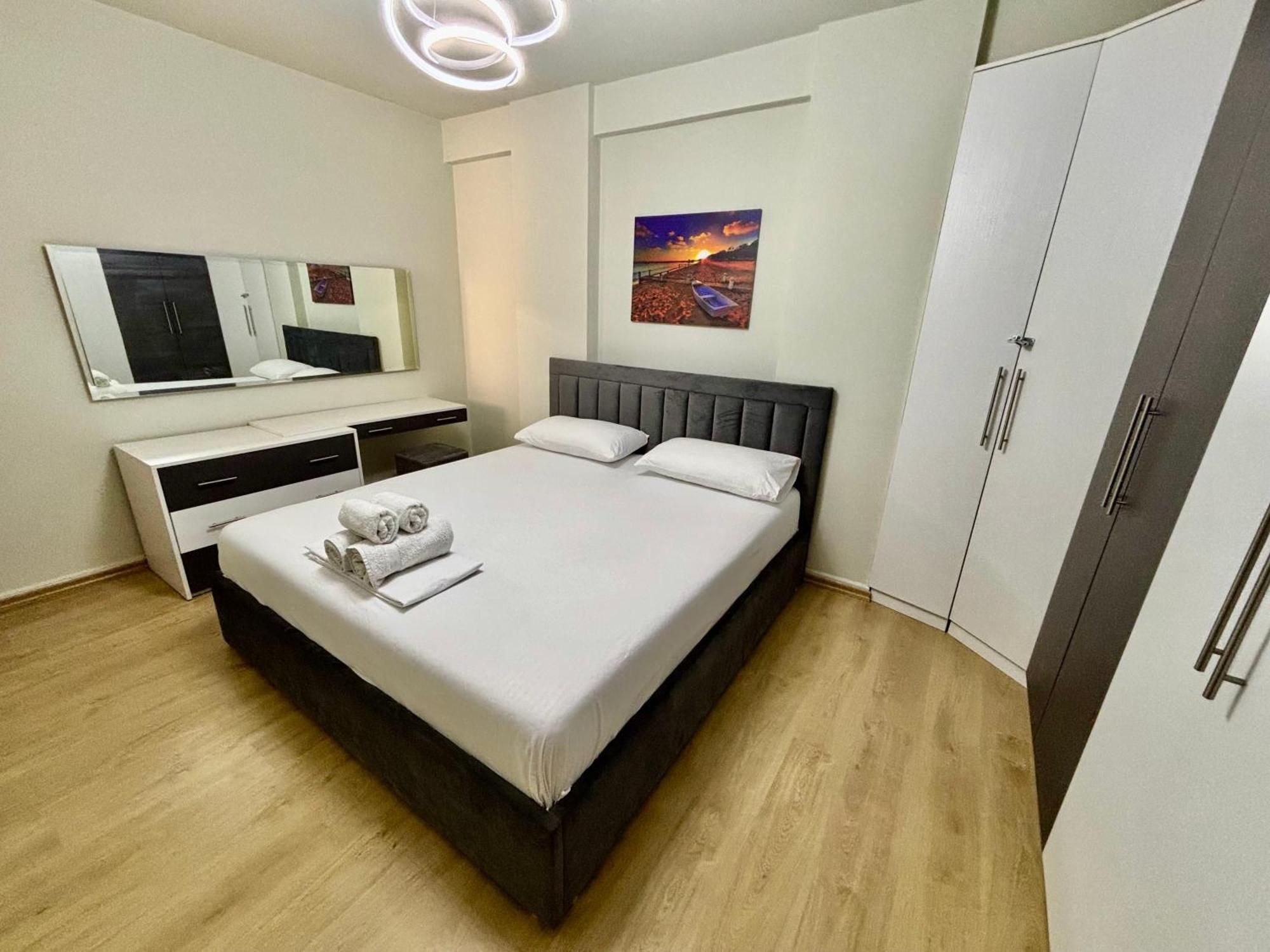 Edi'S Apartament Tirana Buitenkant foto